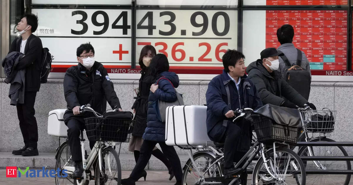 Asia stocks stumble on risk-off mood; oil prices climb