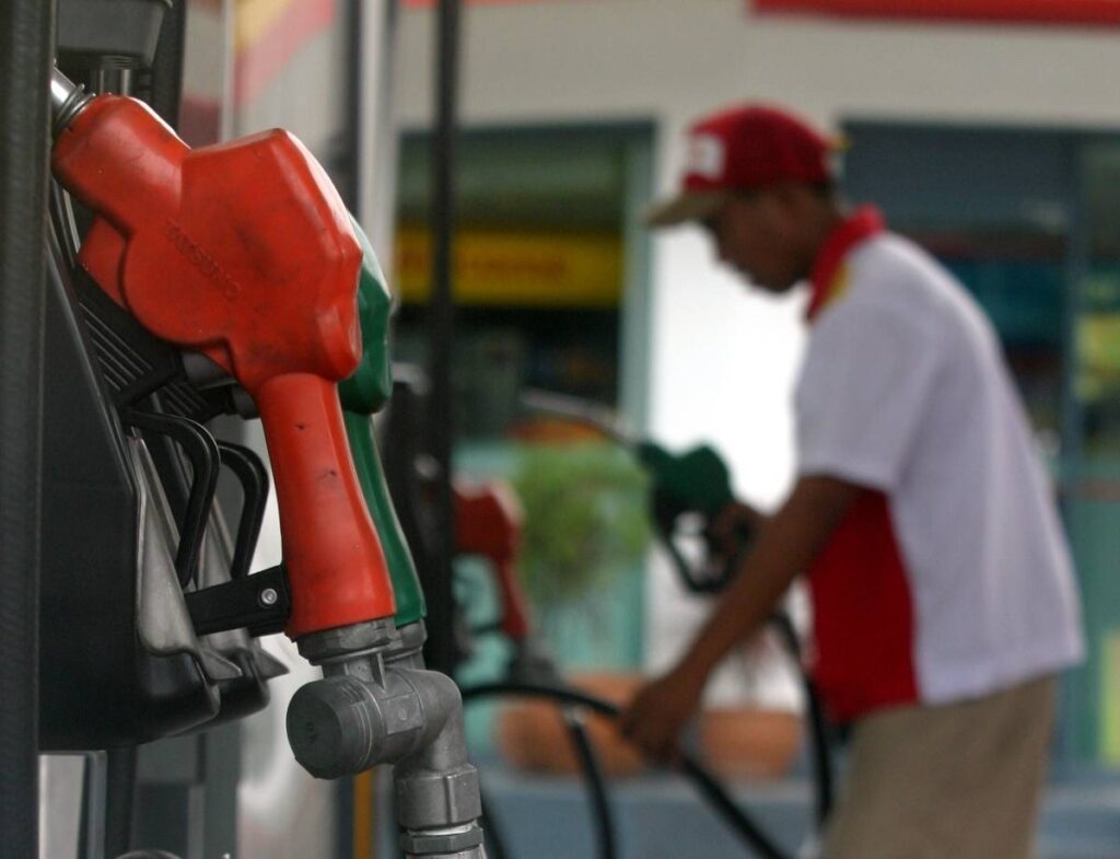 Oil firms to lower fuel prices