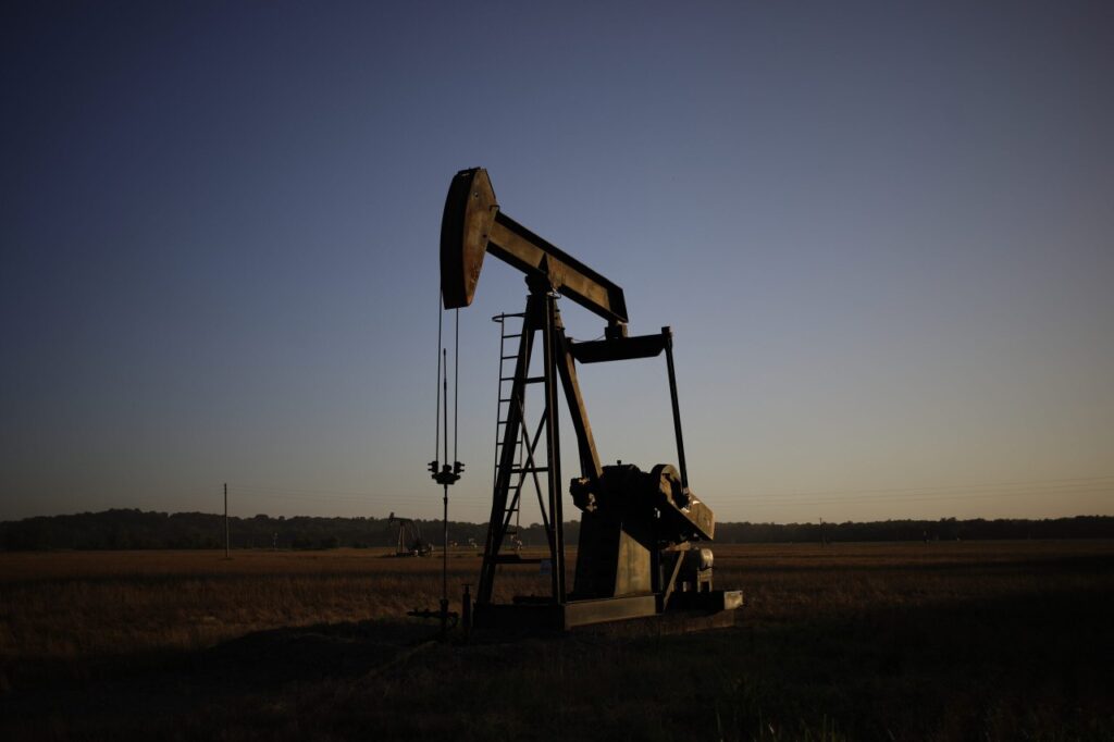 Business Maverick: Oil rally stalls, investors shift focus to US jobs: markets wrap