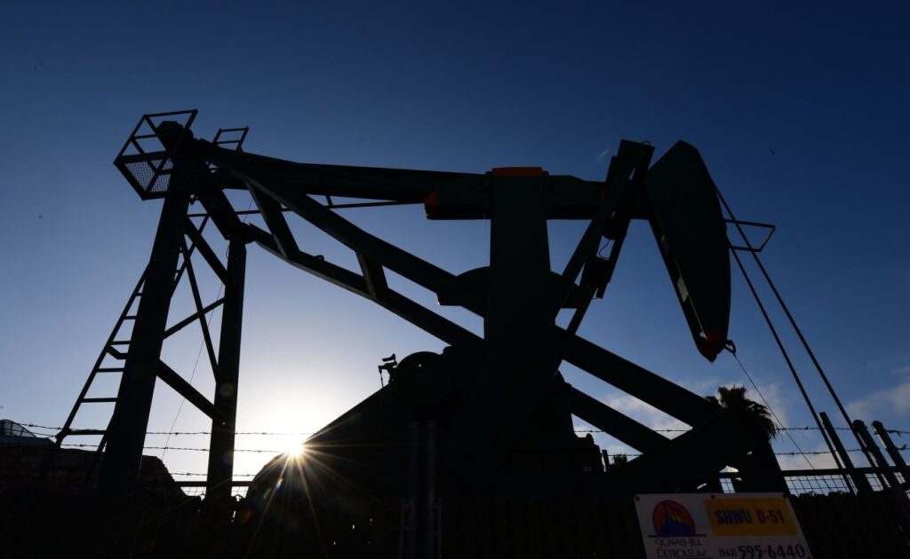 Oil prices score a 4th straight weekly gain on supply fears