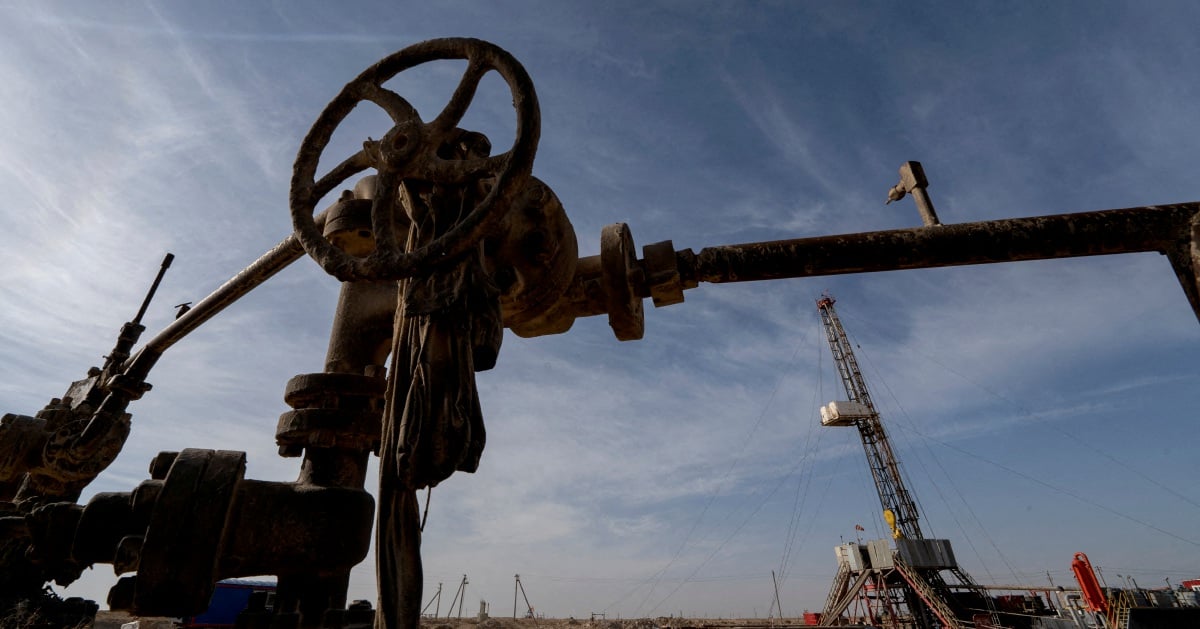 Oil prices hold near two-week highs on trade war reprieve, weaker dollar