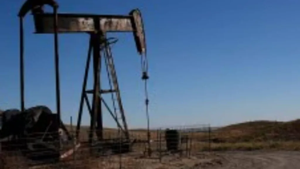 UPDATE 3-Oil prices climb after US adviser says India’s Russian crude buying has to stop