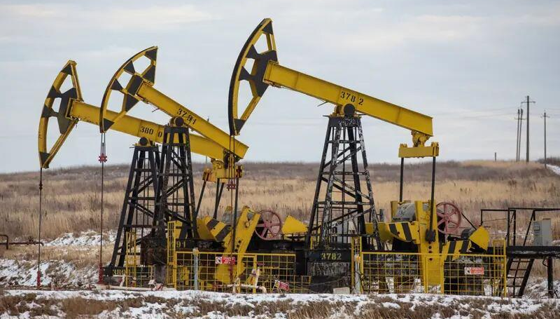 ‎Oil prices fall, set for deepest weekly loss in 4 months