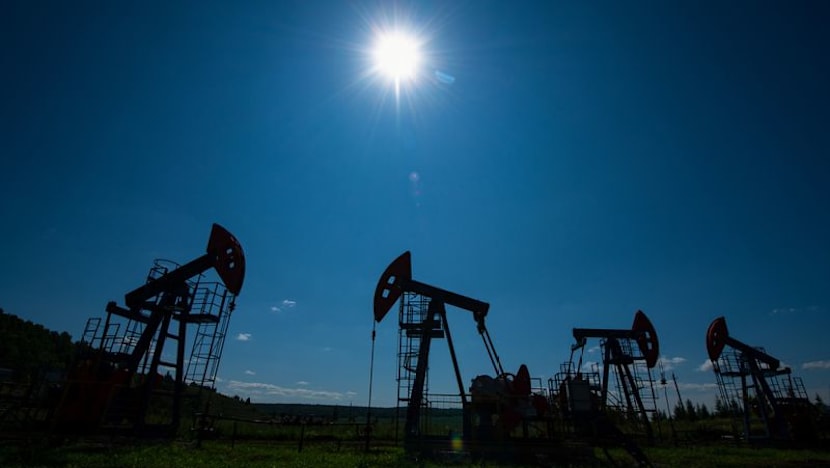 Oil prices up on US-Venezuela tensions, but set for weekly decline