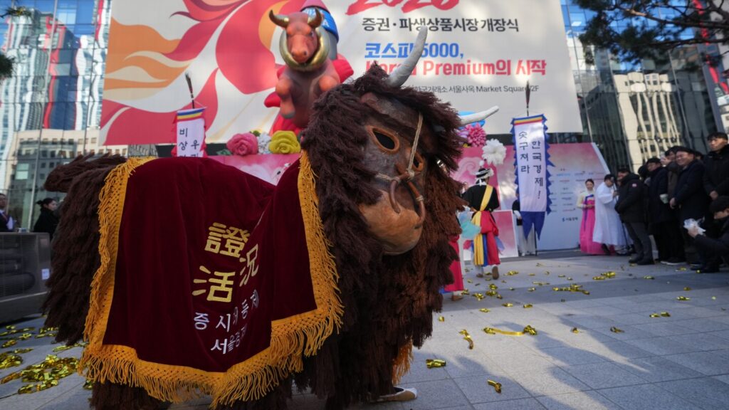 Asian shares advance in upbeat start to 2026