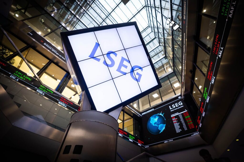 Stock markets tumble as oil prices surge in biggest weekly gain since 2020