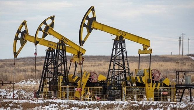‎Oil falls, posts weekly losses