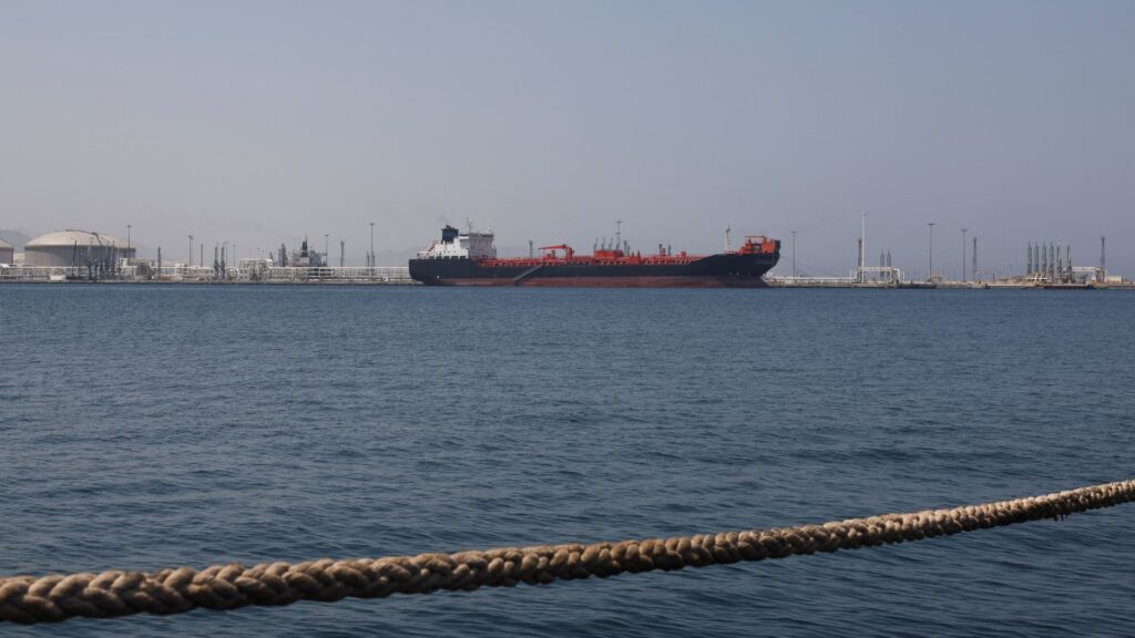Oil rises as U.S.-Iran tensions keep traders focused on Strait of Hormuz risks
