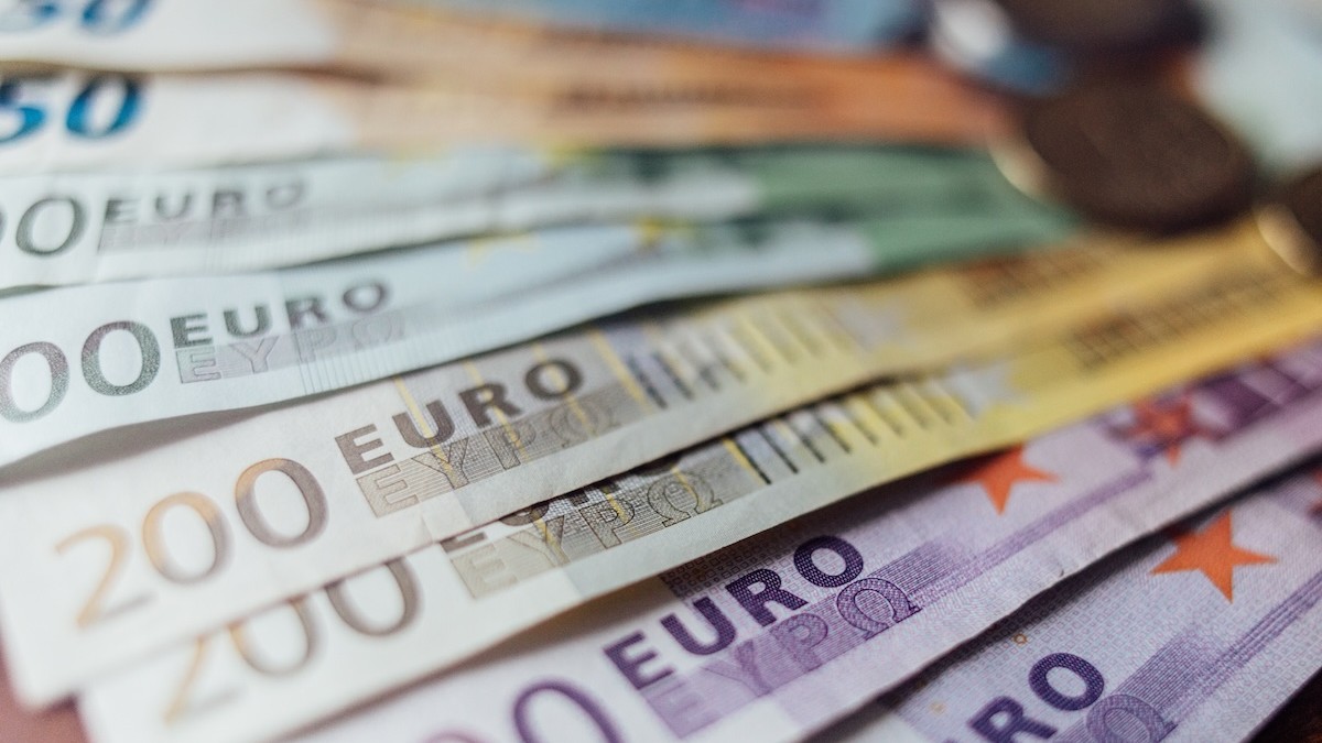 Euro Sinks To One-Year Low As Oil Price Drop Fuels ECB Rate Cut Bets