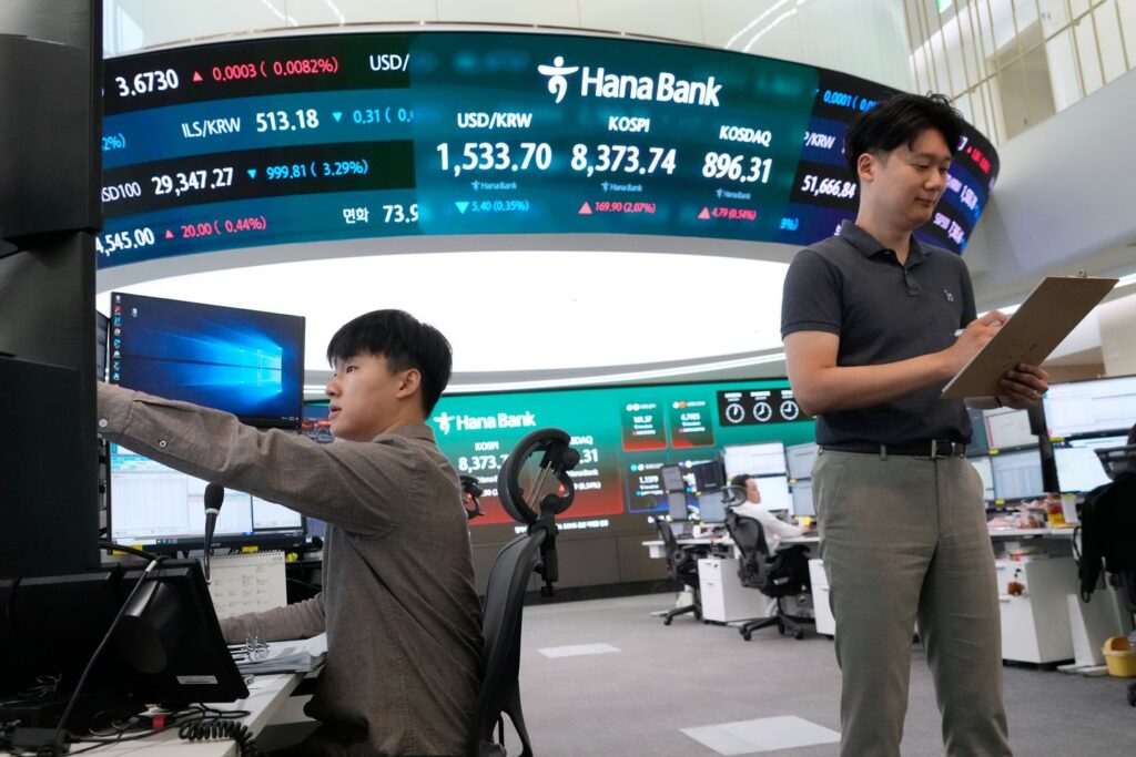 U.S. stocks waver as tech companies slip and oil prices continue falling