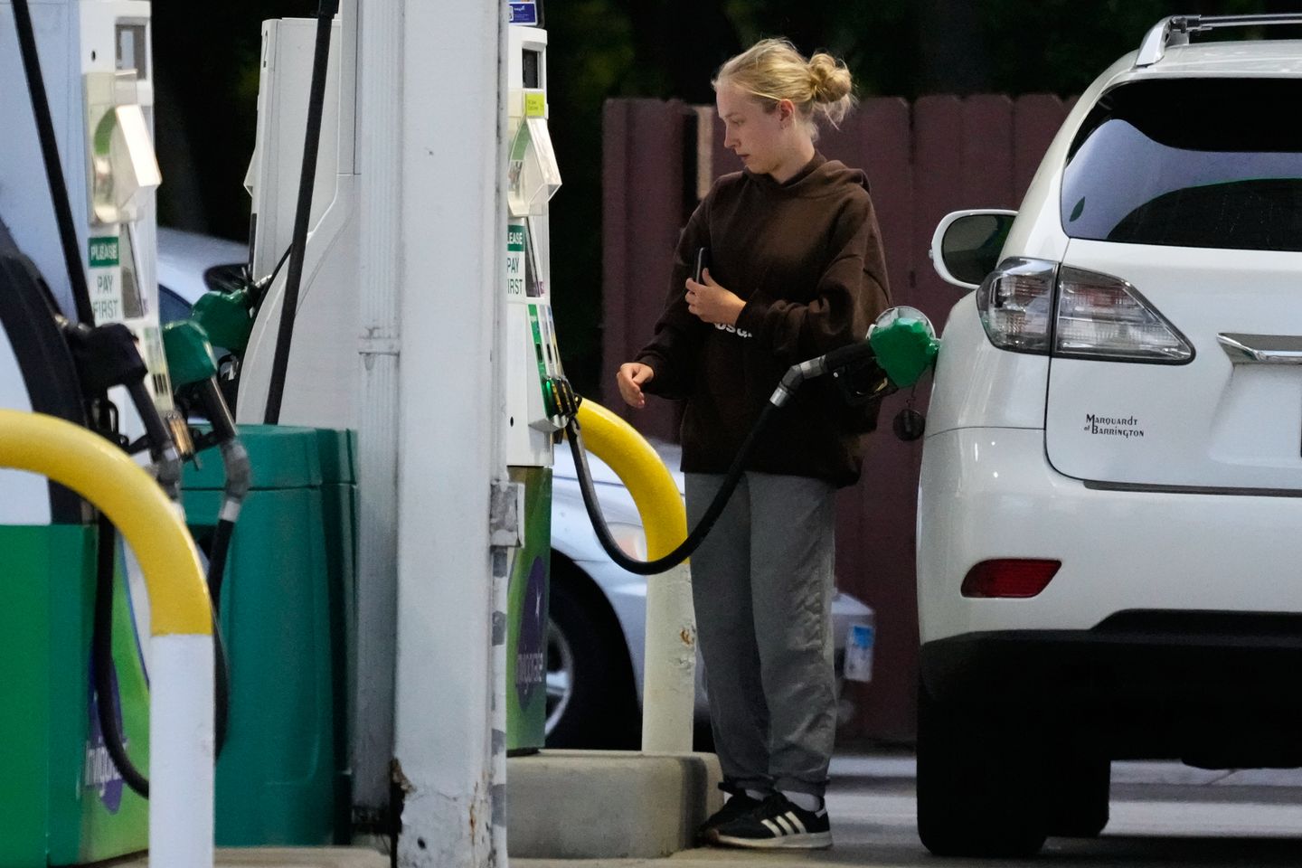 Trump pressures gasoline companies to more quickly ease the pain at the pump