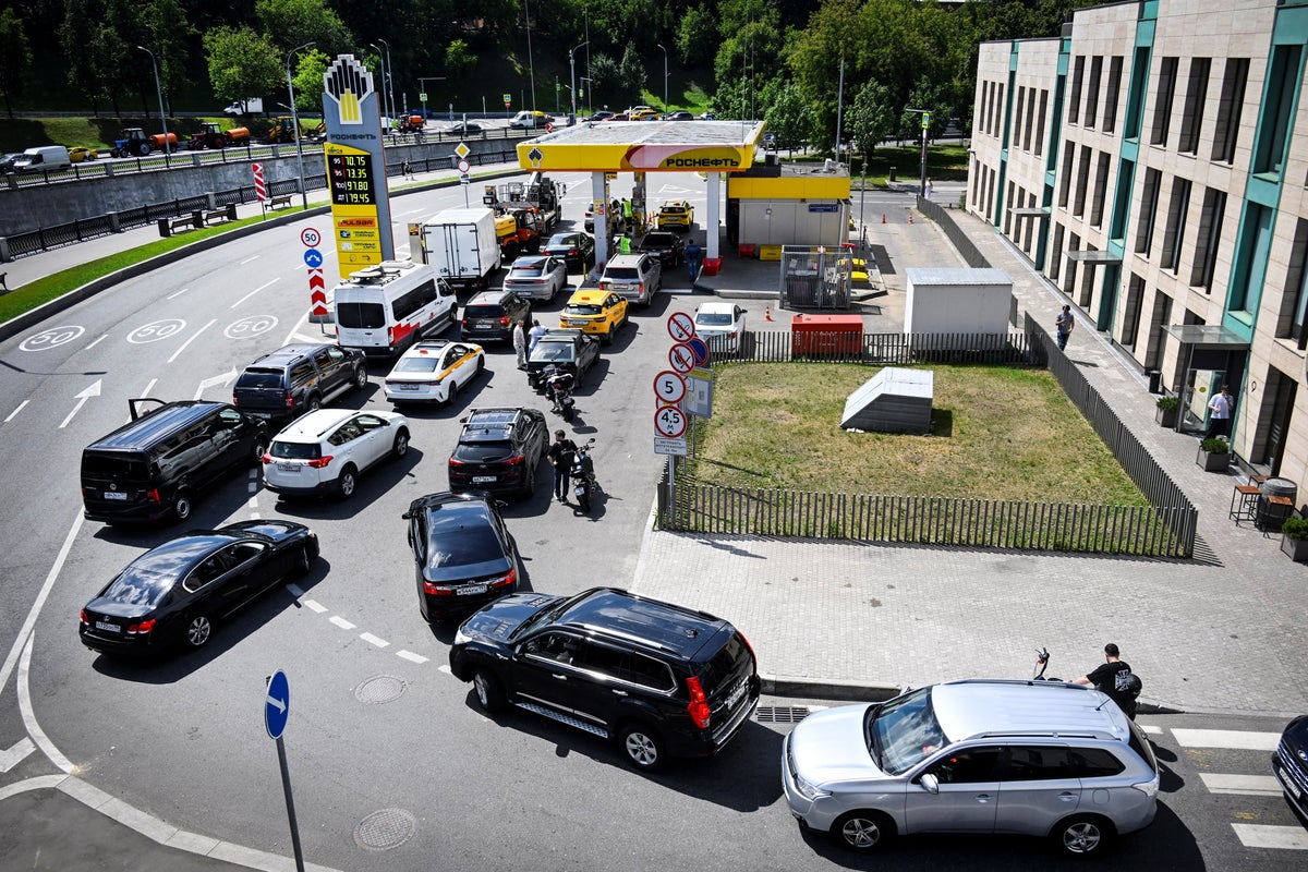 Russian fuel shortage pushing drivers to desperate measures as gasoline runs out