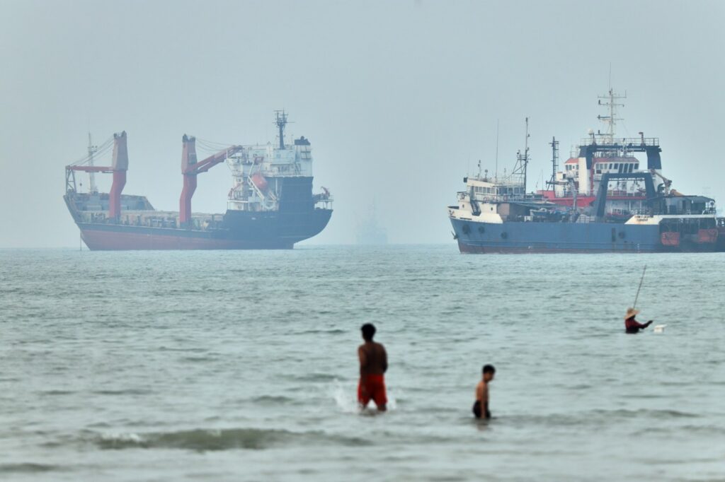 Oil prices ease after US and Iran pause their attacks
