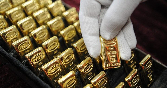 ‎Gold falls, posts first monthly gain since February