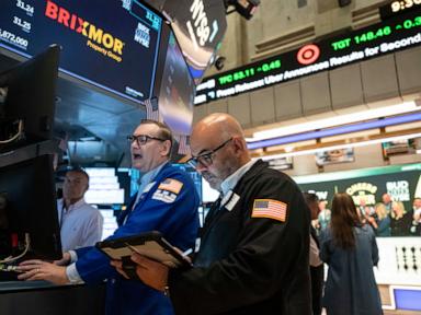 US stocks edge lower as oil prices rise and more earnings reports roll in