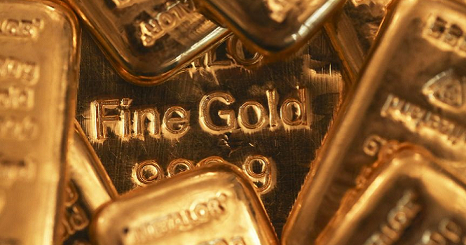 Gold rises, set for strongest weekly gain since January
