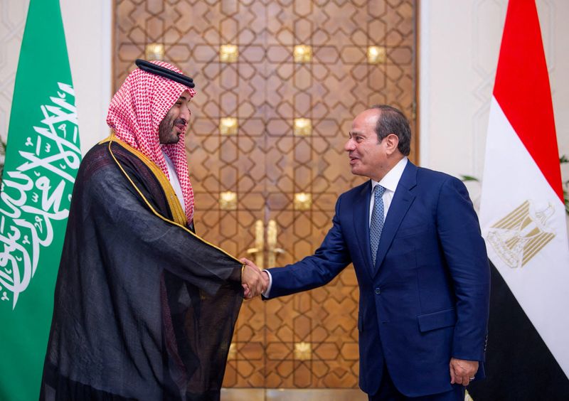 Oil lifts Saudi bourse; Egypt tumbles on regional tensions