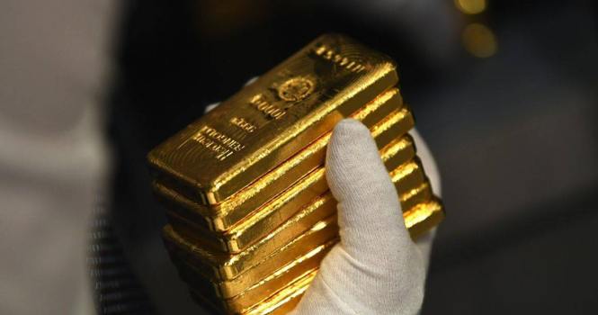 Gold prices fall, head for worst weekly level since June